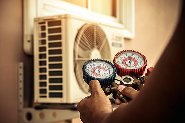 Professional Hvac technician working in Rossville, IL